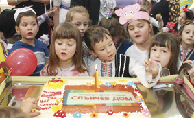 Малчуганите от ЦДГ “Слънчев дом” във Велико Търново вчера отпразнуваха първия рожден ден на своето детско заведение. Те се забавляваха с голяма торта, много песни, танци и усмивки.				    сн. Даниел ЙОРДАНОВ