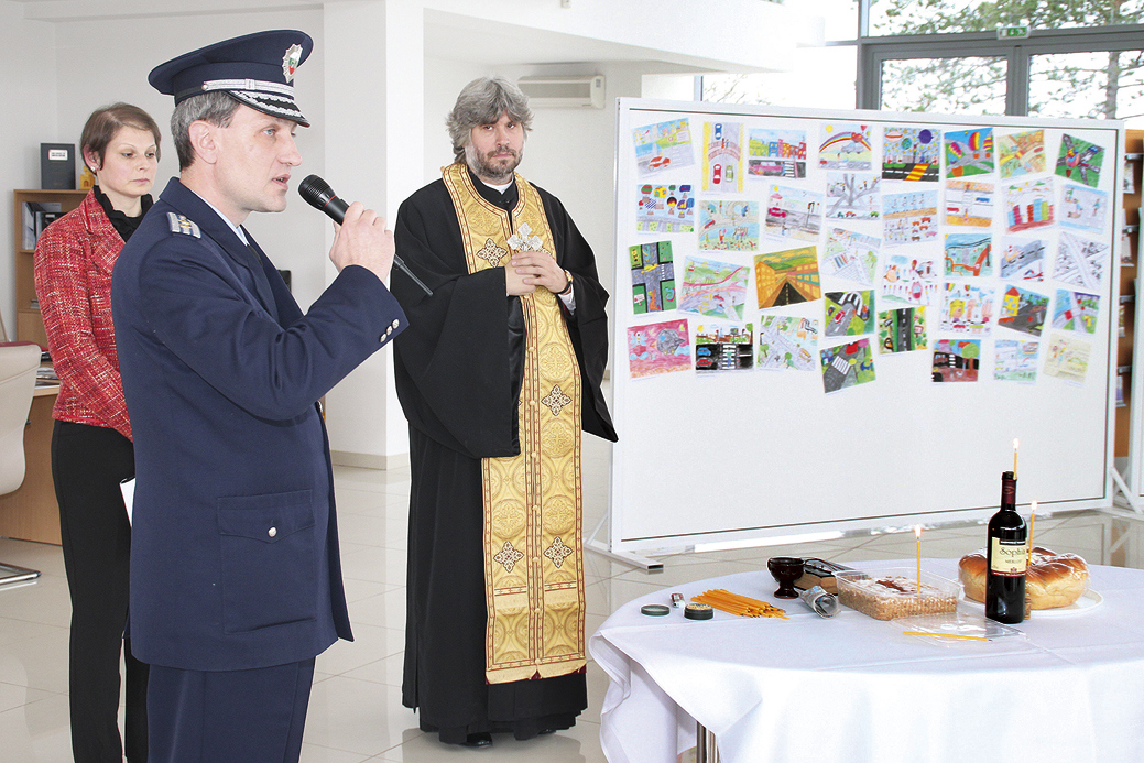 Отец Славчо отслужи панихида за жертви на пътни инциденти. Гл. инспектор Иван Каназирски сподели, че е обезпокоен от случващото се по пътищата.