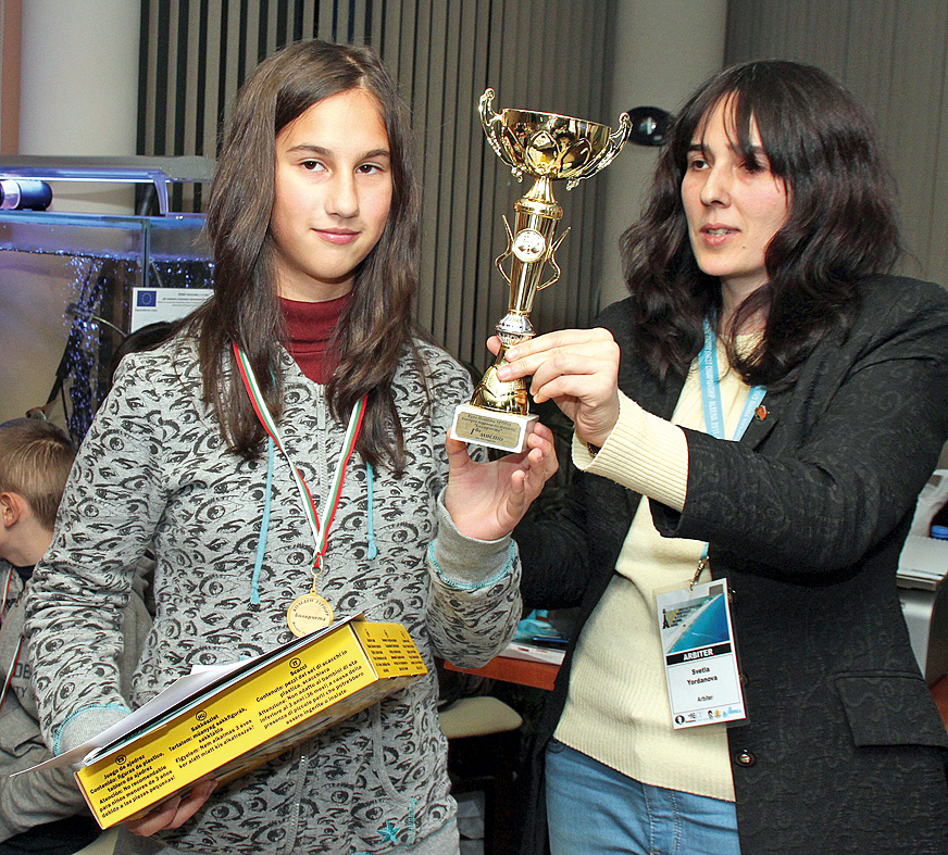 Мария Калбанова (вляво) спечели коледния турнир “Болярчета”.