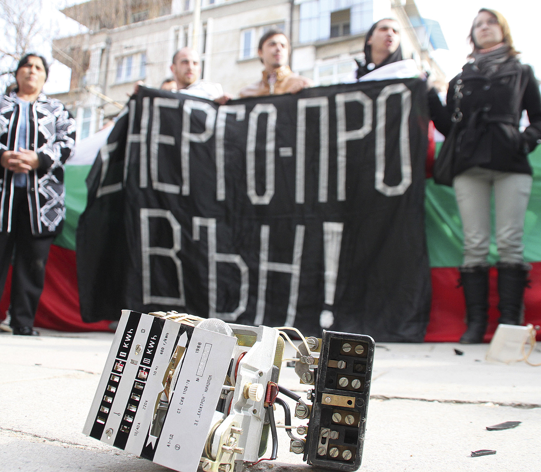 Общество | Токът ще пада, протестите – не