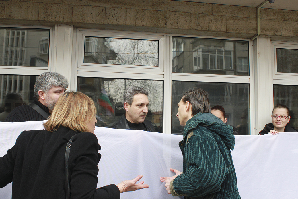 Румен Димитров (в средата) и Ивайло Любенов бяха освиркани и с намесата на полицията бяха изведени от митинга.