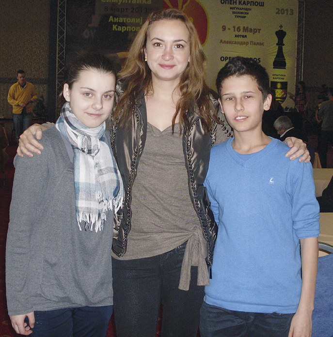 Световната вицешампионка Антоанета Стефанова похвали за играта им младите великотърновски надежди Ива Пенчева и Емил Стефанов.