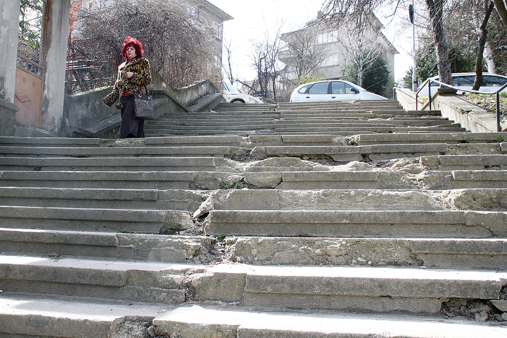 Стълбището към ПМГ не е ремонтирано поне от 20 години.
сн. Д. ЙОРДАНОВ