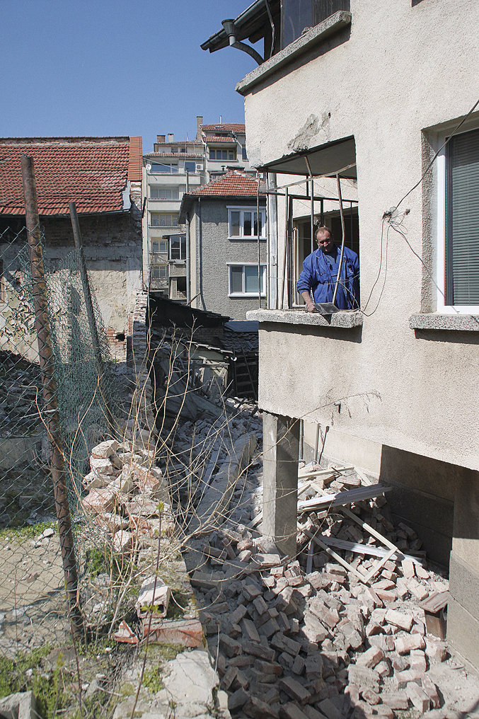 Пламен Пейнов разчиства щетите по къщата си, причинени от срутването на 7-метровата стена.