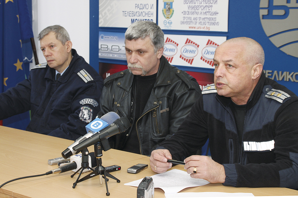 Гл. инсп. Николай Иванов (вдясно) заяви, че при проверките ще се следи изключително за неправоспособни водачи на мотори.