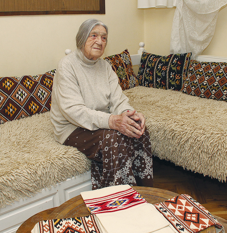 Общество | 90-годишната Симеонка Стойчева пази традициите на тъкачеството