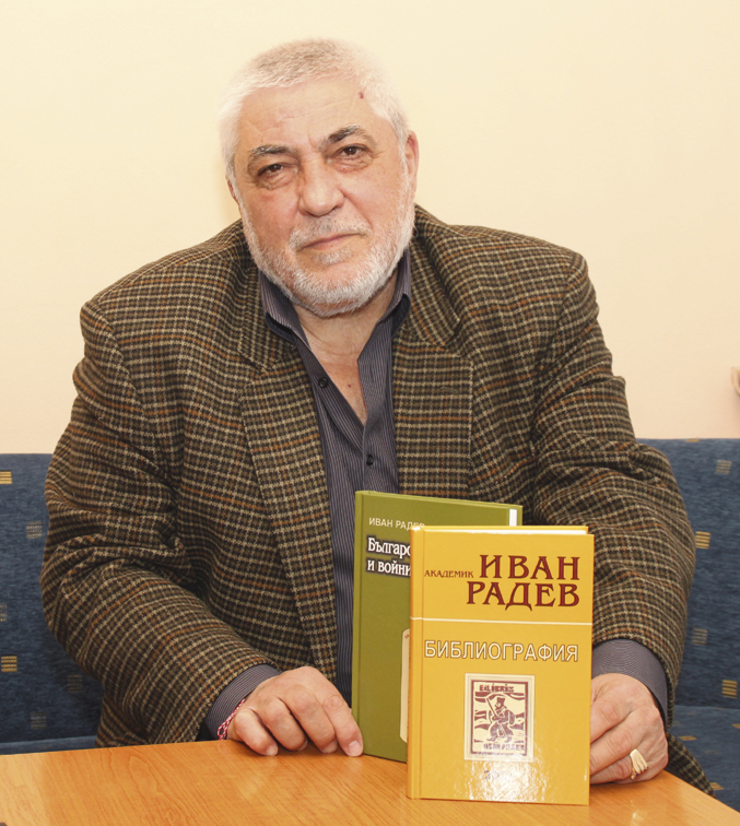 Общество | Акад. Иван Радев посвети книга на българските писатели и войните