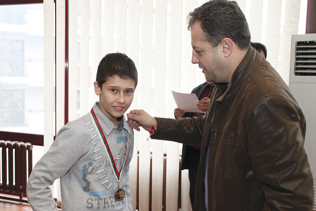 Кметът Даниел Панов връчи бронзовия медал на Емил Стефанов в държавното първенство до 20 г.