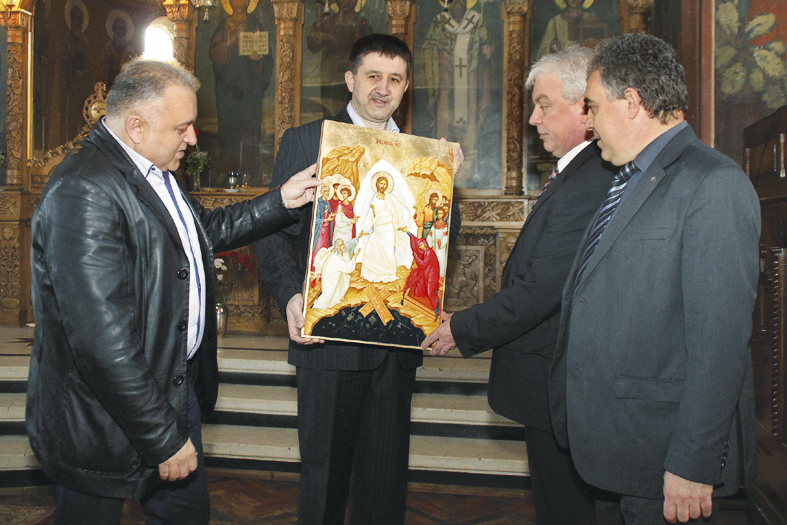 ГЕРБ откри кампанията си с молебен за здраве и успех