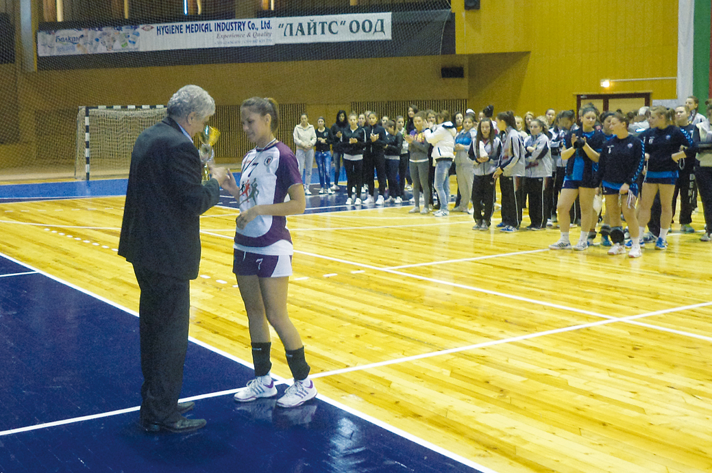 Спорт | И девойките старша възраст на “Етър-64”  взеха купата на България по хандбал