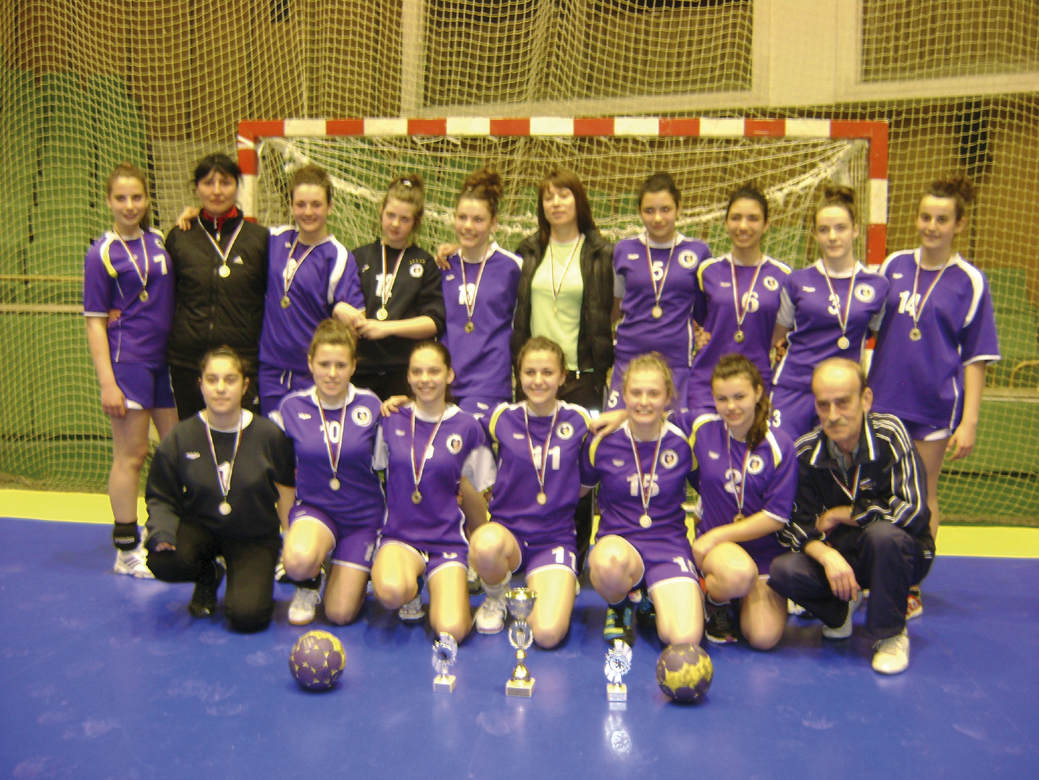 Спорт | Девойките до 15 години на “Етър-64” взеха   купата на България, разбиха “Бъки” с 21:12