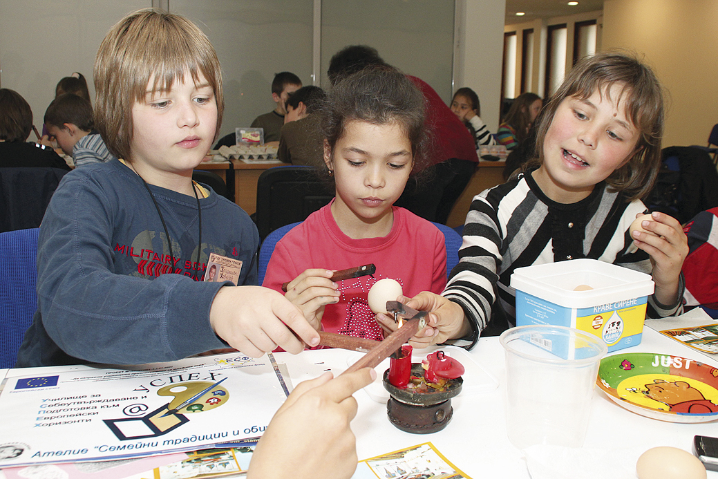 Общество | Деца рисуваха великденски яйца по старинна восъчна техника