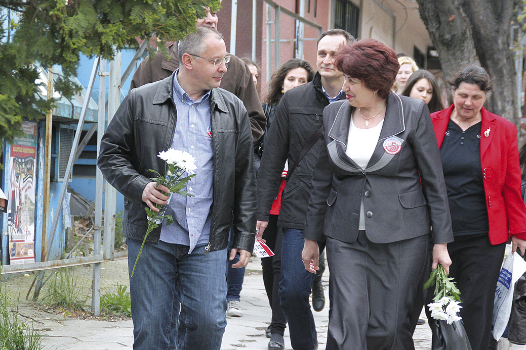 Станишев мина пеш от централния пазар до “Майка България”, придружен от водача на листата на “Коалиция за България” Мариана Бояджиева и кандидатите за народни представители.
