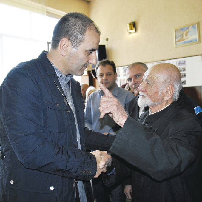 Пари и власт | 93-годишен свещеник от Страхилово   благослови Цветан Цветанов