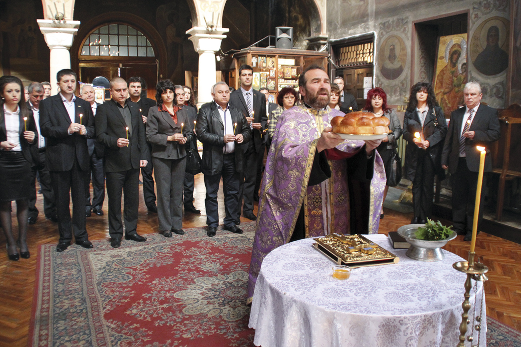 Пари и власт | ГЕРБ откри кампанията си с молебен за здраве и успех