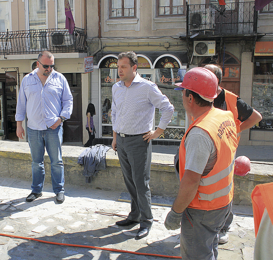 Общество | Даниел Панов решава дългогодишният проблем с   автомобилите на Самоводската чаршия