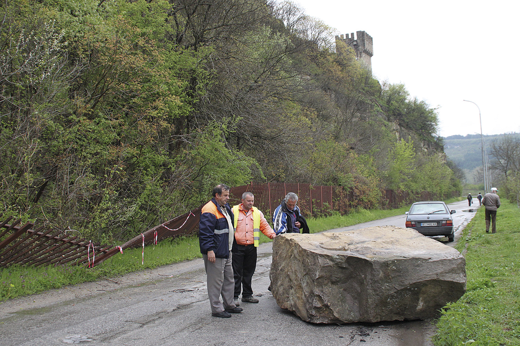 Общество | Голяма скала   падна от Царевец