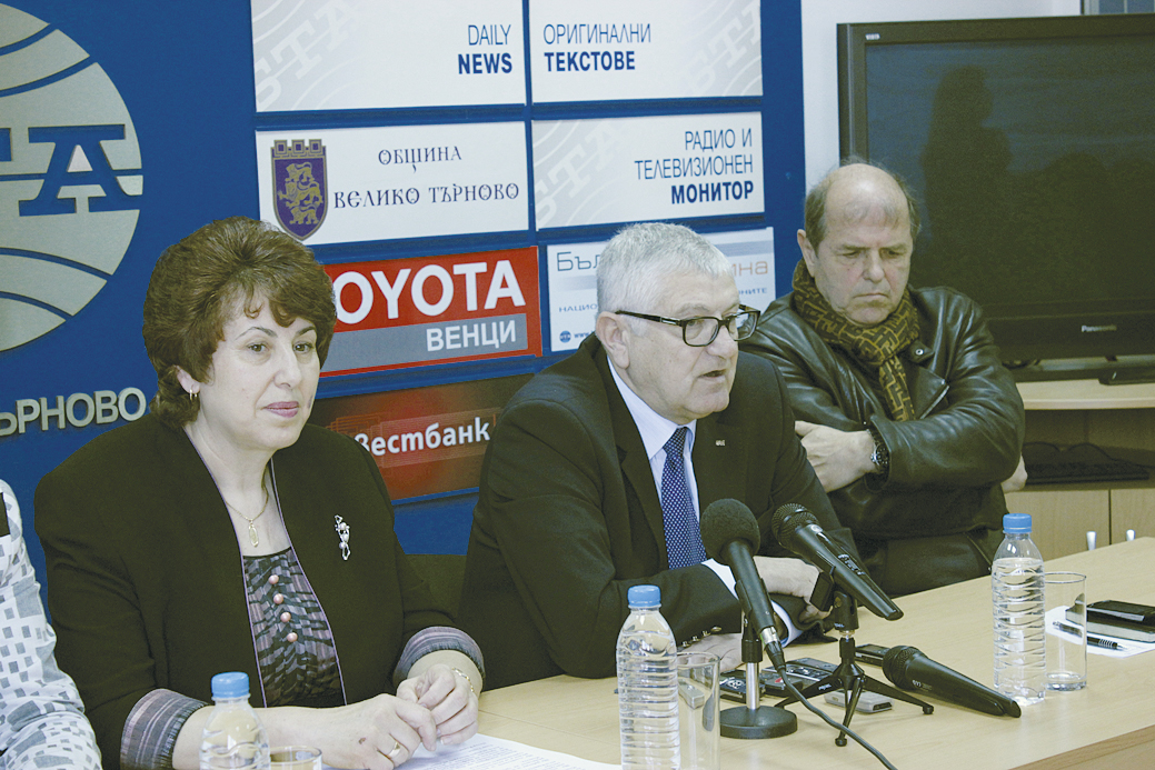 Водачът на листата Мариана Бояджиева, Петър Кънев и Тома Томов по време на представяне на кандидатите за народни представители на “Коалиция за България”.