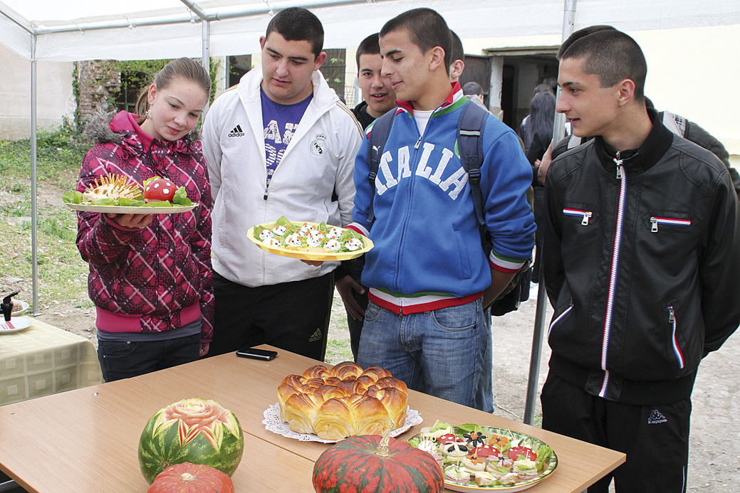Общество | Ученици от ПГ по туризъм са призьори във феста “Млад предприемач”
