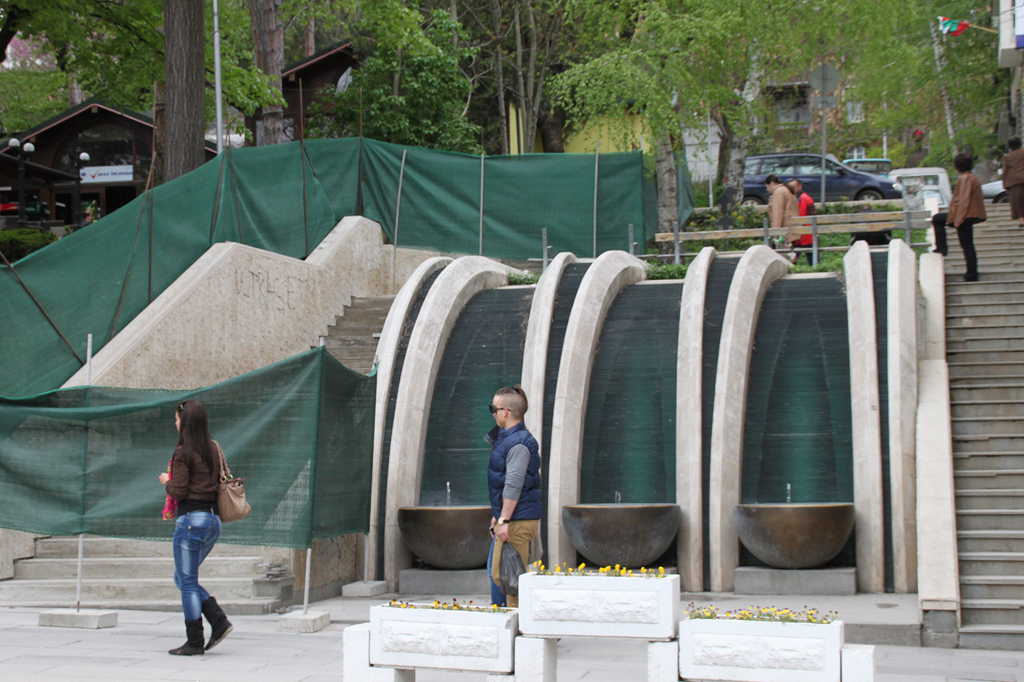 Общество | “Златната” чешма развали стълбите, започва ремонт