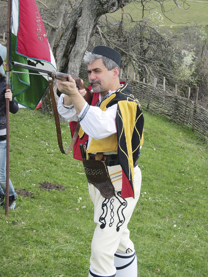 Пари и власт | Водачът на ВМРО за Великотърновска област  доц. Милен Михов – учен, политик и воевода