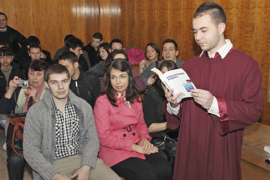 Общество | Студенти пресъздадоха съдебен процес