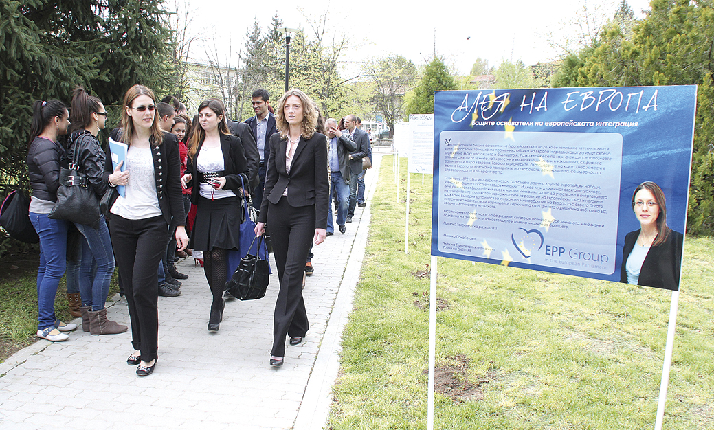 Пари и власт | Евродепутатът Моника Панайотова и кандидат-депутатите от ГЕРБ откриха “Алея на Европа”