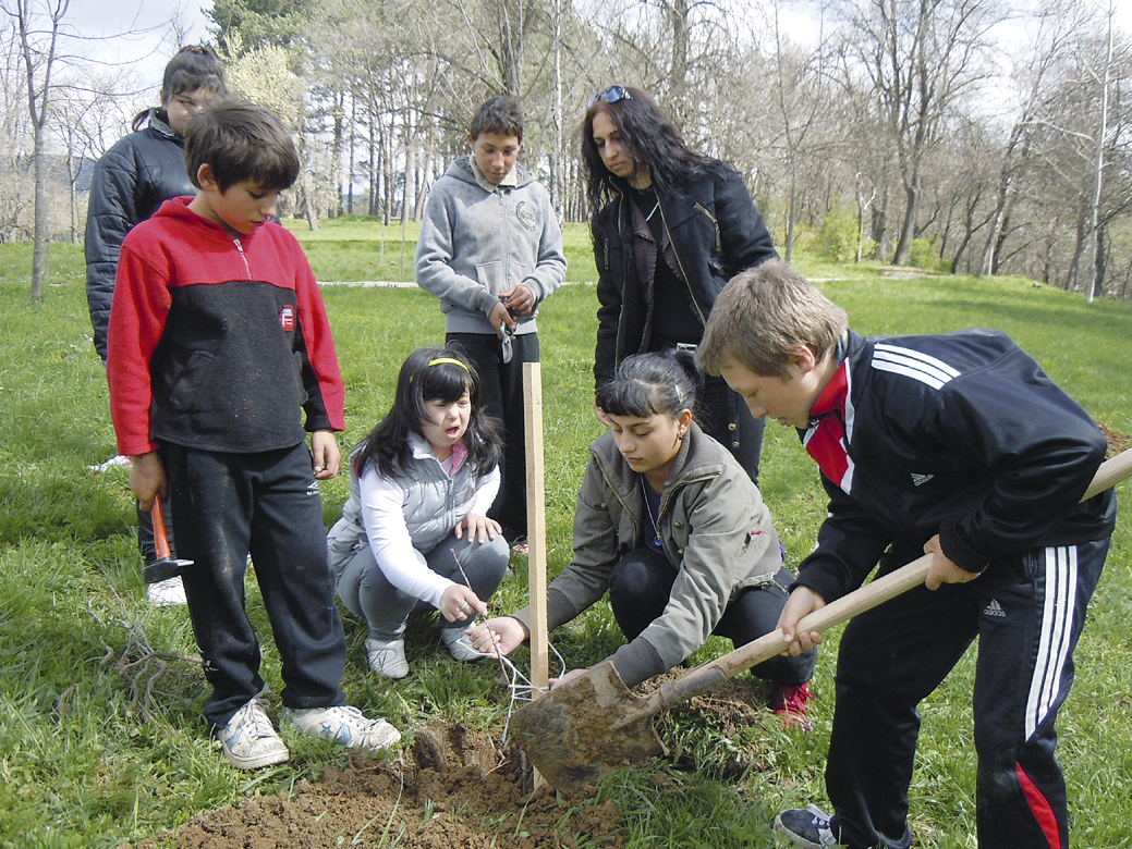 Общество | Ученици от Помощното   училище залесяваха с дъб