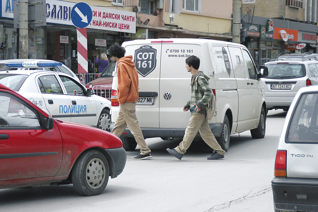 Общество | С риск за живота си пешеходците пресичат през затворена “зебра”