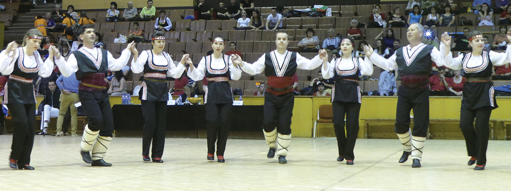 Общество | Над 1300 любители танцьори тропаха  родни хора на третото болярско надиграване