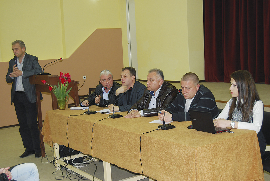 Пари и власт | 200 души от Пчелище повече от час   препитваха кандидатите на ГЕРБ