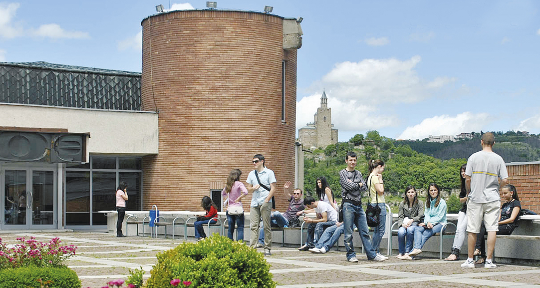 Общество | 1570 кандидат-студенти   на първата изпитна сесия