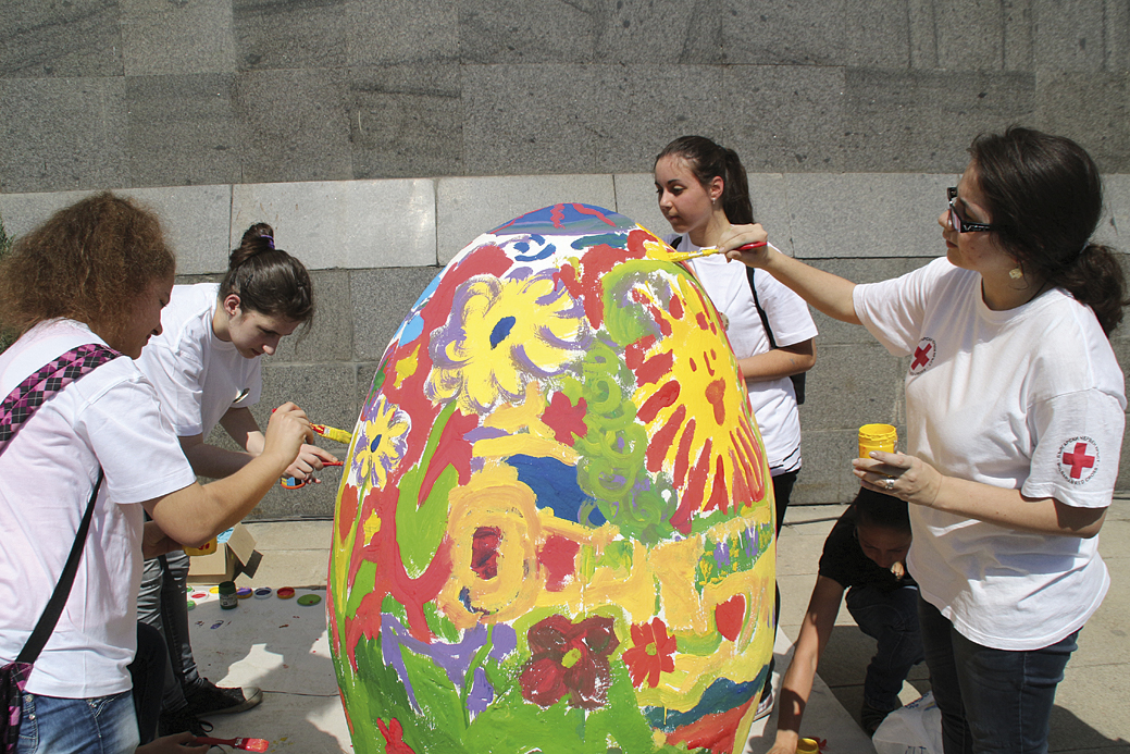 Общество | Доброволци от БМЧК рисуваха   голямо великденско яйце