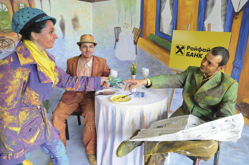 Пари и власт | Райфайзенбанк прави   промоционална кампания   с “живи” картини