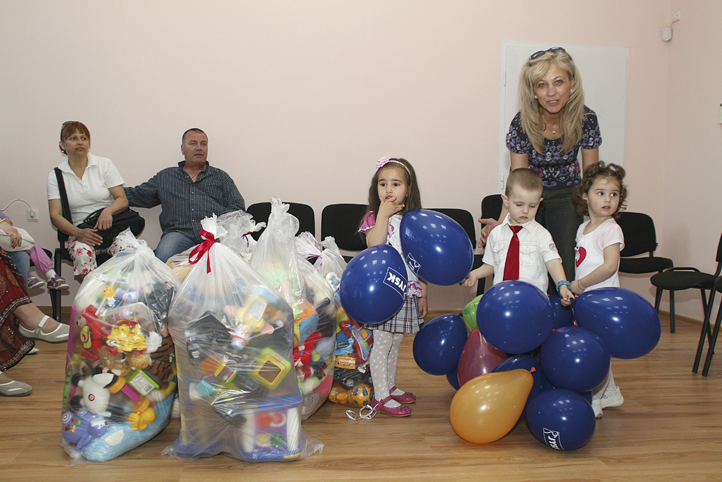 Общество | Деца дариха играчки на деца