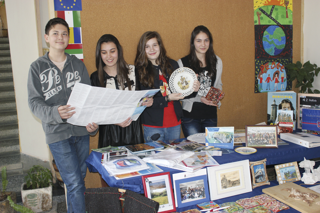 Общество | ОУ “Бачо Киро” участва с изложба в Дните на програма “Коменски”