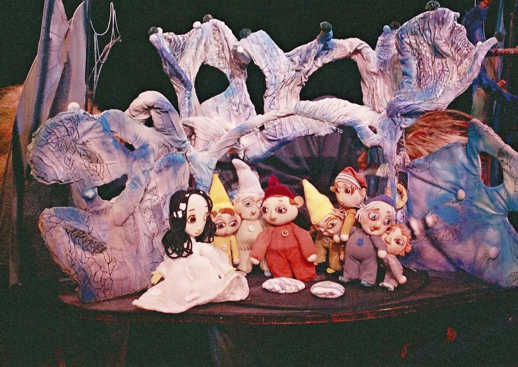 Общество | “Снежанка” гостува на сцената на куклен театър “ВЕСЕЛ”