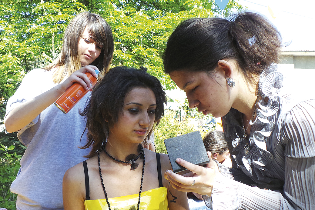 Общество | Пролетен салон на красотата   в гимназията по моден дизайн