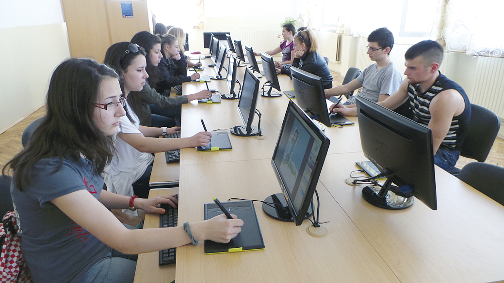 Общество | Кабинет за   компютърна   графика   откриха в   СОУ “Ем. Станев”