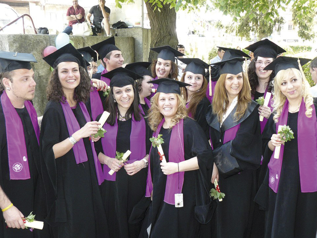 Общество | На тържество на открито възпитаници  на ВТУ получиха своите дипломи