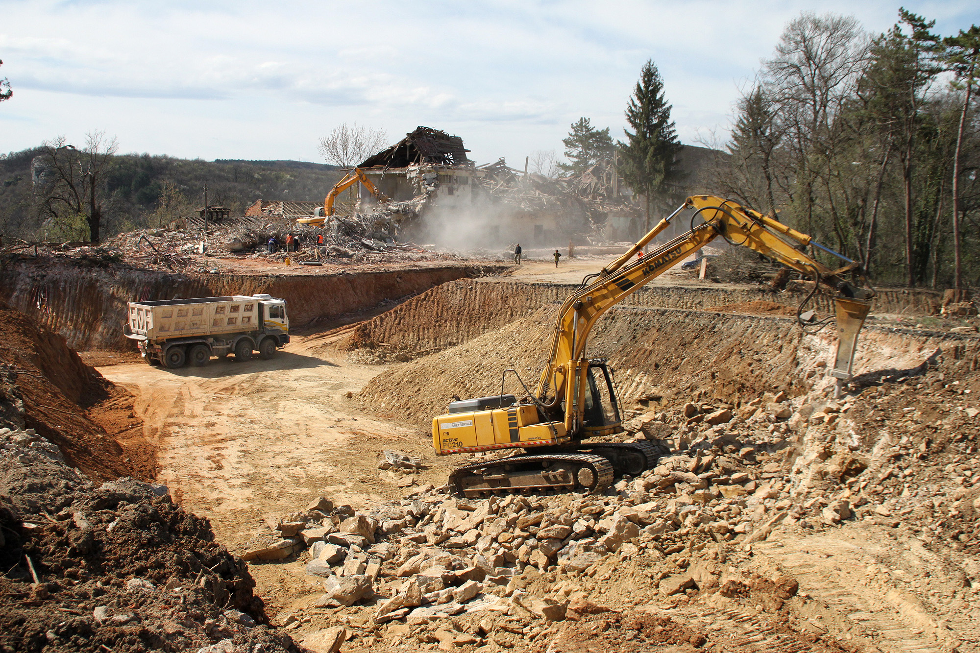 Горещи новини | Постфактум узаконяват разкопаването на  Старото военно училище зад Военния архив