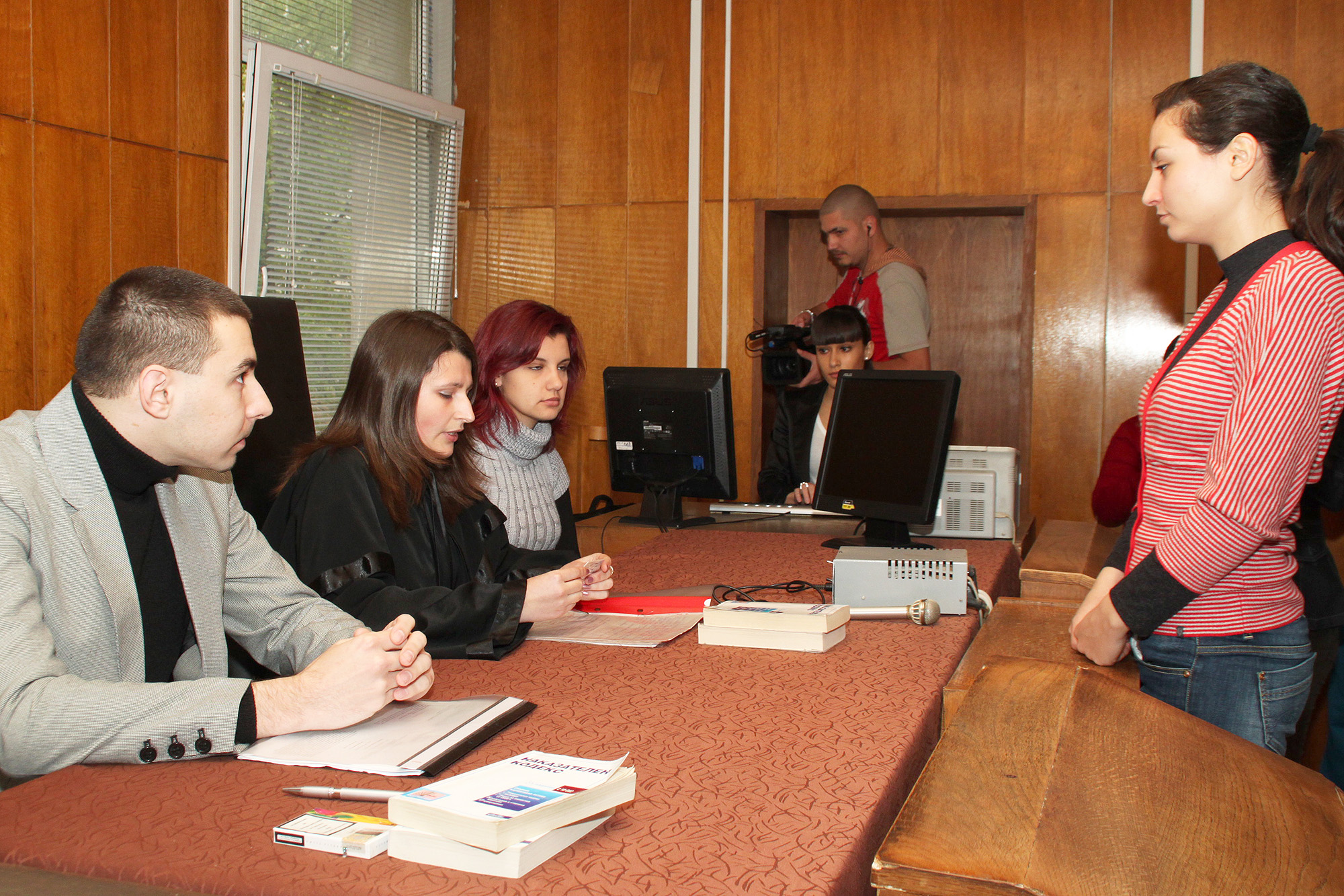 Горещи новини | Студенти пресъздадоха съдебен процес във В. Търново