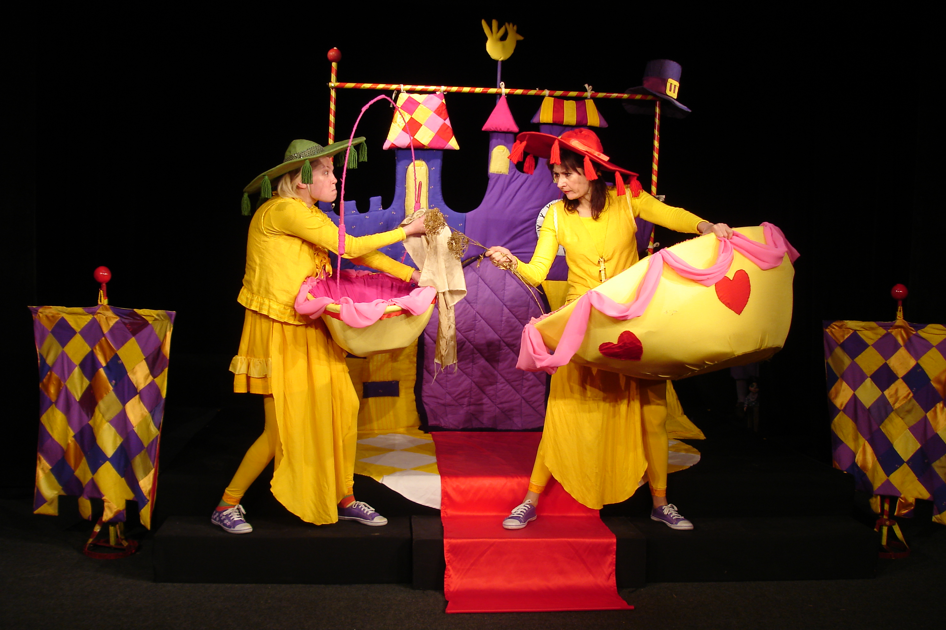 Горещи новини | Куклен театър ВЕСЕЛ среща  „Пепеляшка“ с търновските деца