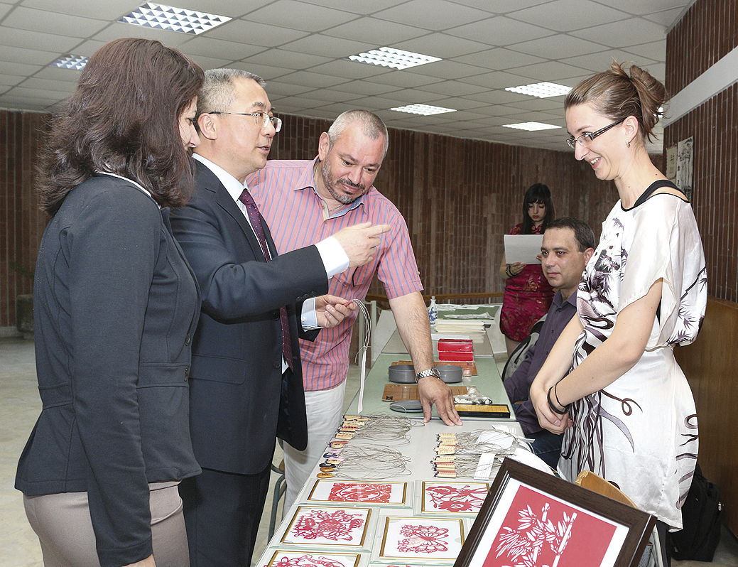 Общество | Китайски изкуства на повече от 2000 години демонстрираха във ВТУ