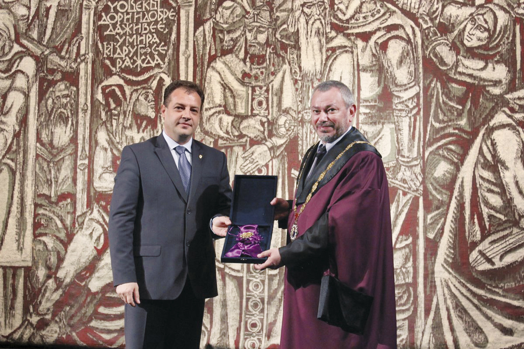 Общество | Кметът Даниел Панов награди ректора на ВТУ   проф. Пламен Легкоступ с медал “Велико Търново”