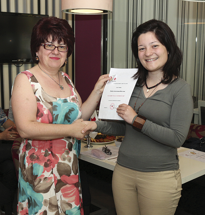 Общество | Осем доброволци получиха награди по случай Международния ден на Червения кръст