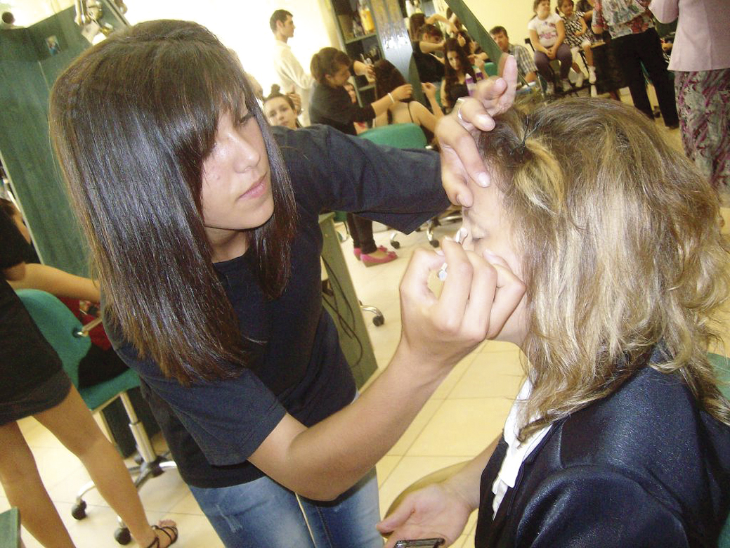 Общество | Ден на професията се проведе в гимназията по моден дизайн