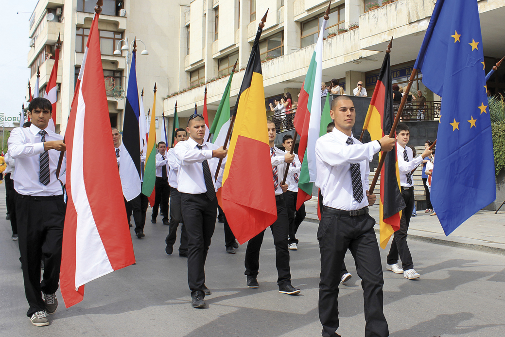 Общество | С парад на знамената В. Търново отбеляза Деня на Европа