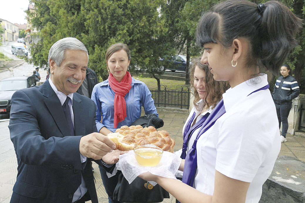 Общество | Израелският посланик гледа   открит урок “Помни и пази!”