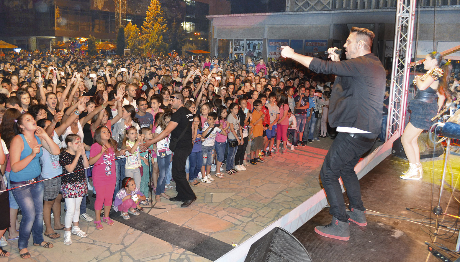 Общество | 5000 души в Горна Оряховица пяха с   Графа,  Deep Zone Project и “Нова музика”